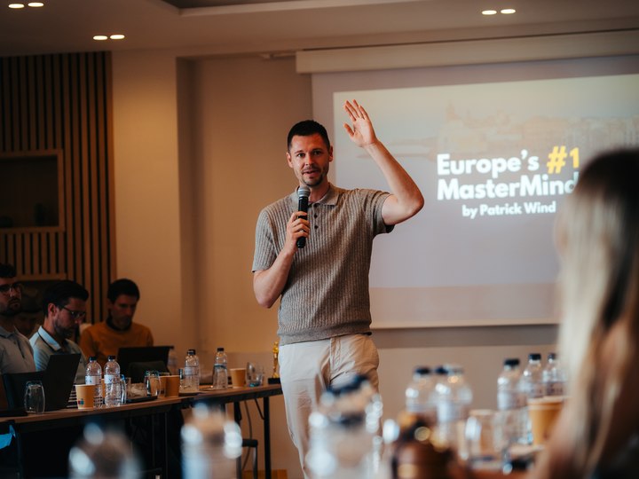 Patrick Wind auf der Bühne seines Mastermind-Events